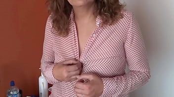Reproducir Mi excitada esposa de 58 años muestra sus deliciosas tetas para masturbarse - ardientes69