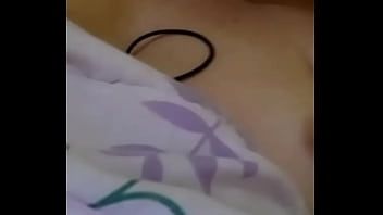Jouer Diffusion amateur et webcam montrant les seins, les tétons et la chatte