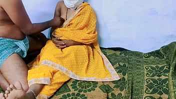 চালান হলুদ রঙের শাড়িতে সেক্সি দেশি বউ