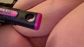 play Garota quer tanto pau que ela se masturba e vai buscar a escova de cabelo porra