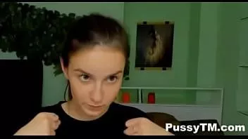Jouer Une nouvelle fille en webcam est excitée et sexy