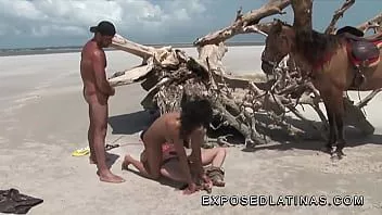 Abspielen Exposedlatinas - sexy Latina Druuna Diva Lass uns zwei Jungs alle ihre Löcher am Strand ficken, nachdem sie auf einem Pferd geritten sind