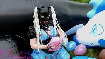Oynat Lastik bebek oyun ve pop balonlarda Bayan maskeli - tam lateks içinde daha gevşek ve şişme fetiş 03