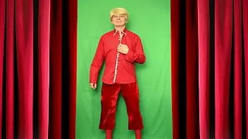Odtwórz Ten facet wygląda, jakby był ubrany, by pokazać ci gorący taniec latynoski, ale to nie będzie tango, ale striptiz!