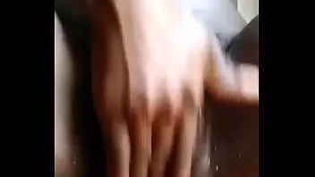 تشغيل امرأة نيجيرية تحب التدفق على الاستمناء عندما يكون الزوج بعيدًا