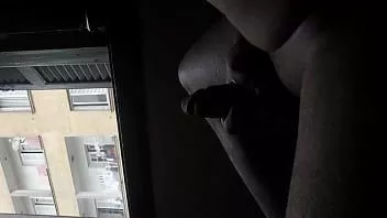 Jouer Mamie voisine me regarde nue en train de se masturber à la fenêtre