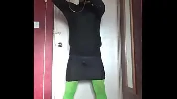 Reproduzir Crossdresser bissexual vendado e com a boca fechada engolindo o próprio xixi