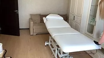 Reproduzir Oh, é uma felicidade olhar para a bela amante e se masturbar.