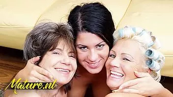 play Horny teen rashina a invité un couple de lesbiennes matures pour un trio torride