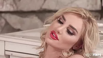 Reproducir La rubia de grandes tetas kenzie anne se masturba y se quita la lencería y las medias