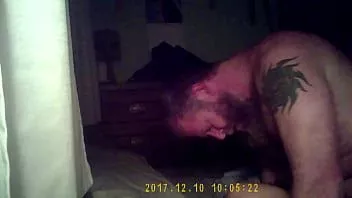 Redare Sex cam ascuns amator cu o fată hippie tatuată și un tip mai în vârstă