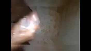 চালান কোজো বাথরুমে হস্তমৈথুন করে যতক্ষণ না সে কাম করে