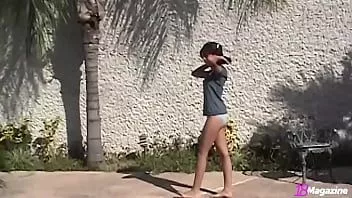 Jouer C'est vrai que Tere devient vraiment excitée pendant une chaude journée ensoleillée à la piscine !