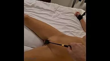 चलाएँ बंधी हुई पत्नी को कोड़े से थोड़ा छेड़ा गया और फिर उसे कठोर कराहते हुए संभोग सुख तक उंगलियों से चोदा गया