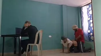 Reproduzir Madrasta acaba transando com o enteado enquanto o amigo dele está no computador