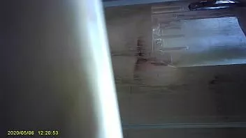 Afspelen Mijn kamergenoot onder de douche bespioneren 5.1