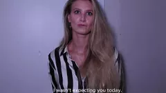 Abspielen Kurvige Blondine mietet sich in einem Heimvideo einen großen Schwanz