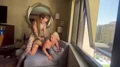 Reproducir Tatted Rastafari GF obtiene anal en estilo perrito