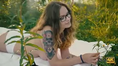 play Old4K: Adolescente elegante es follada por un viejo turista en un encuentro al aire libre