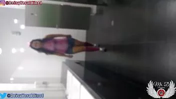 Reproduzir Cancaneo: sexo em público, exibicionismo público em banheiros de shopping center na Colômbia, essa garota corre o risco de cachorrinho dando boquetes a estranhos em banheiros públicos