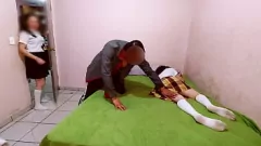 चलाएँ किशोर छात्र ने सौतेले पिता को सौतेली बहन के साथ पकड़ा - असली घर का बना, मैक्सिकन कॉलेजियाला!