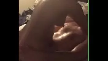 चलाएँ किशोरी अपने दो सहपाठियों द्वारा पूरी तरह नष्ट हो रही है
