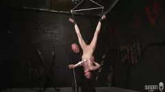 播放 悬疑的BDSM遭遇：Olivia Owens绑定和挤奶