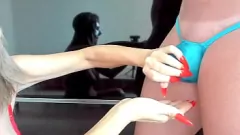 चलाएँ Busty Milf Mils युवा स्टड का विशाल मुर्गा, कम लोड को निगलता है