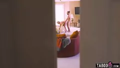 Reproducir Rough padrastre le da a las grandes tetas milf dee williams una mierda dura