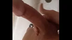 Odtwórz Golden Shower Showerhead: Chudy facet staje się mokry i dziki z dużym kutasem