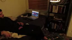 Jouer En route vers l'extase : séance de masturbation solo d'un para-guy avec une grosse bite