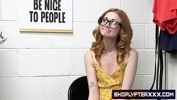 Reproducir Shoplyfterxxx.com - scarlet intenta negar el crimen, pero el oficial clavos oxidados busca en su mochila y encuentra los artículos robados, lo que le obliga a hacer un registro sin ropa y un registro de cavidades en ella.